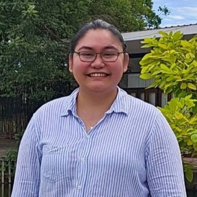 Louise Esporlas, nakangiti, naka-light blue na striped na polo